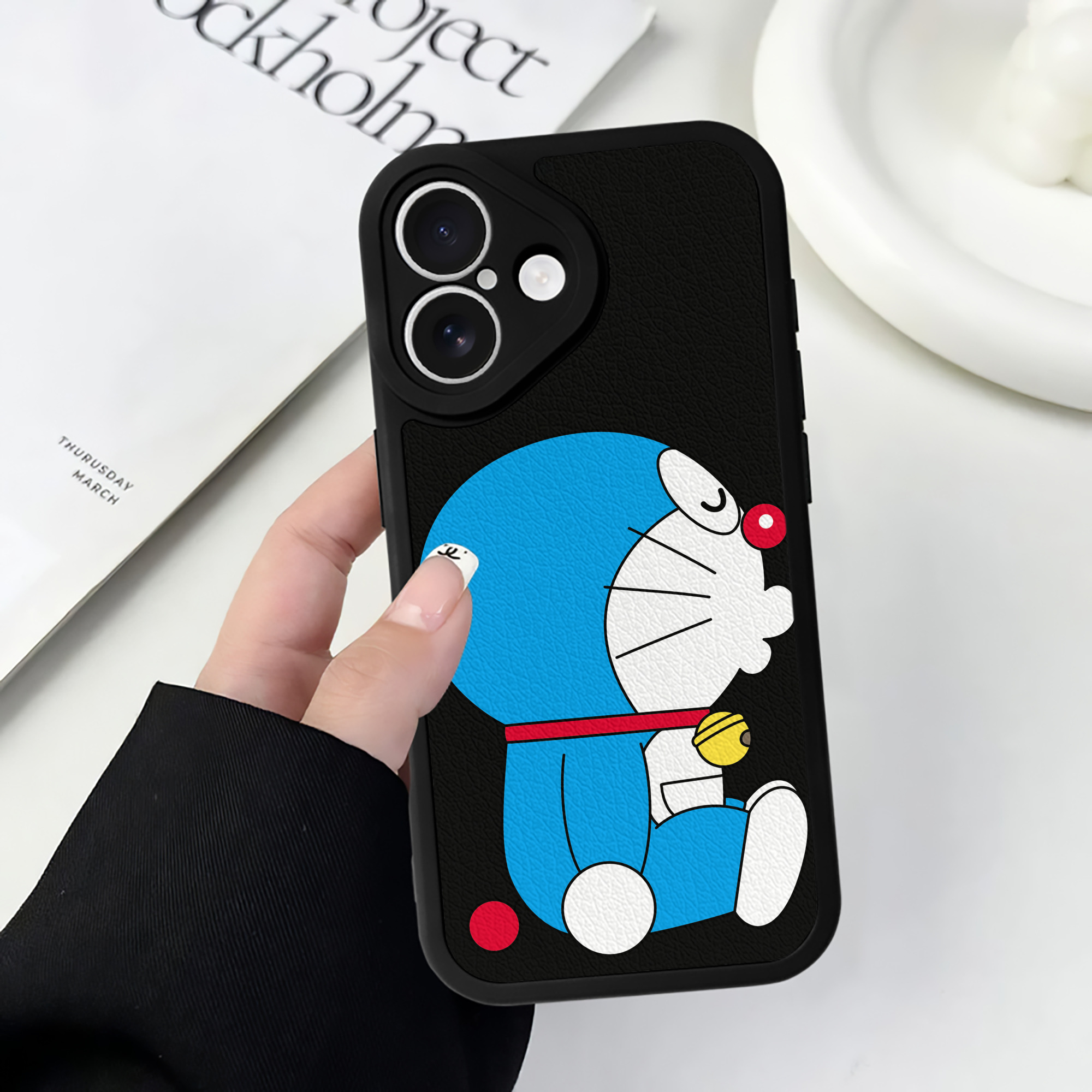 （画像用） ドラえもん Doraemon 【iPhone 16シリーズ対応】シリコンスマホケース（レザー調） 材質：シリコン